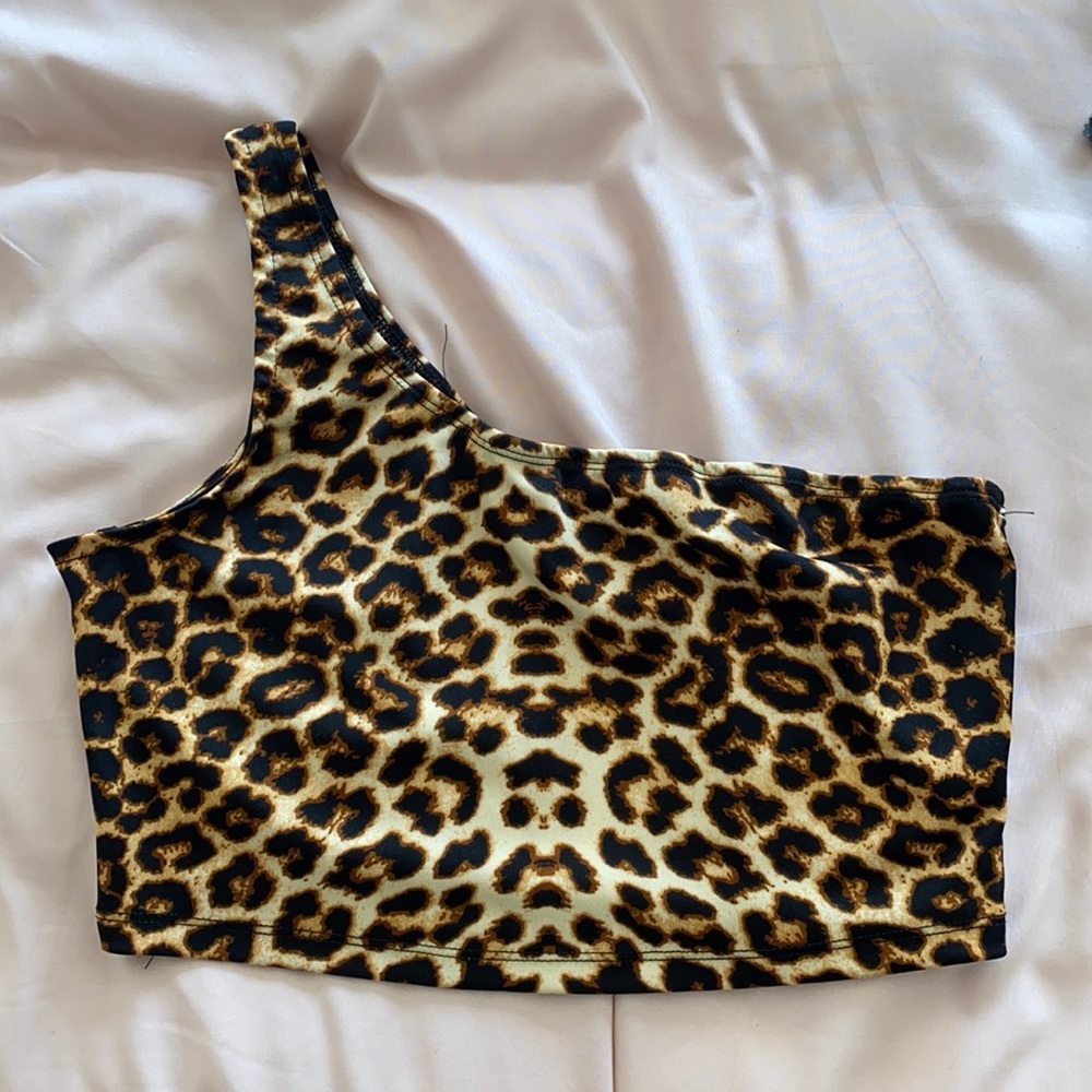One shoulder leopard print crop top
